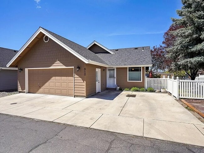 912 NE Del Rio Ave in Prineville, OR - Building Photo - Building Photo