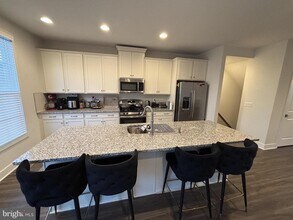 6713 Karter Robinson Dr in Haymarket, VA - Foto de edificio - Building Photo