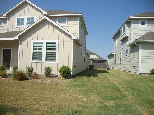 207 Whisper Rill Dr in Hutto, TX - Foto de edificio - Building Photo