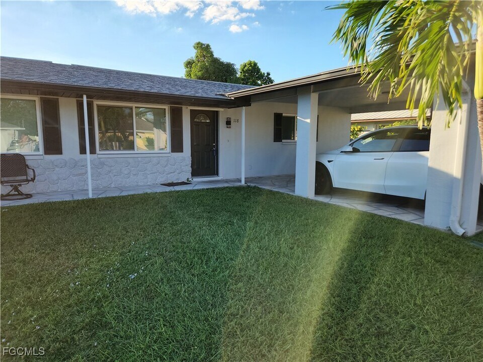 118 NE 16th Pl in Cape Coral, FL - Building Photo