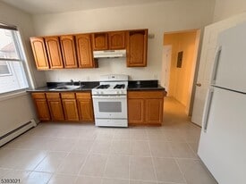 403 S Clinton St in East Orange, NJ - Building Photo