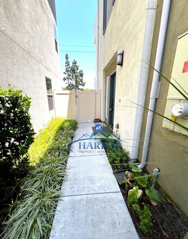 12018 Millennium Park Ct in Hawthorne, CA - Building Photo - Building Photo