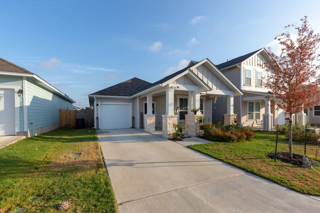 245 E Broade St in Leander, TX - Building Photo