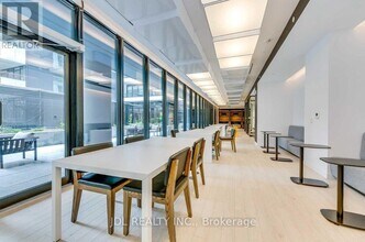 619-685 WOOD St in Toronto, ON - Building Photo - Building Photo