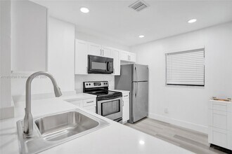 3633 NW 94th Ave in Sunrise, FL - Building Photo - Building Photo