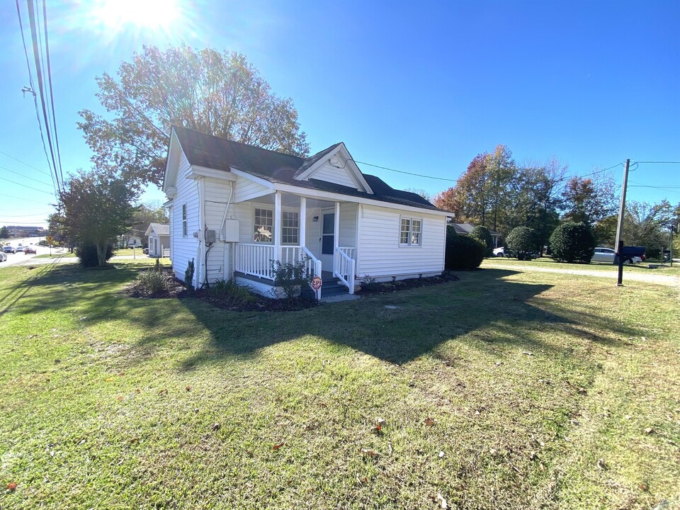 101 Hickory Ave in Holly Springs, NC - Building Photo