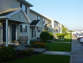 Pine Circle Townhomes in Grand Rapids, MI - Foto de edificio - Building Photo