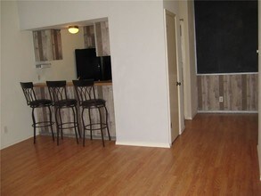 1503 N Garrett Ave-Unit -202 in Dallas, TX - Building Photo - Building Photo