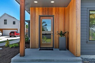 2038 NE Morgan St. A in Portland, OR - Foto de edificio - Building Photo