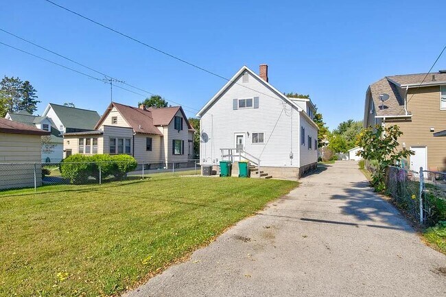 1855 Liberty St in Marinette, WI - Building Photo - Building Photo