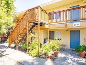 Old Sonoma Road, 2412-2422* in Napa, CA - Building Photo - Interior Photo