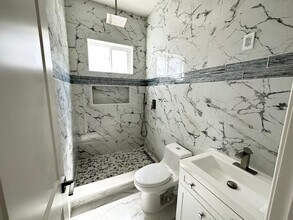 2433 Creekhollow Ln in Davis, CA - Foto de edificio - Building Photo