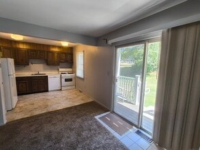 60 Carriage Path S in Milford, CT - Building Photo - Building Photo
