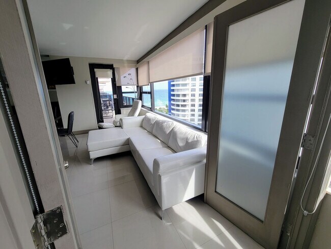 5225 Collins Ave in Miami, FL - Building Photo - Building Photo