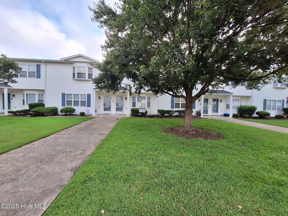 3979 Sterling Pointe Dr in Winterville, NC - Building Photo