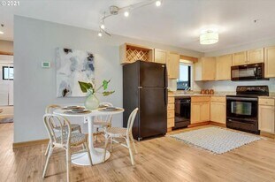 720 NW Naito Pkwy in Portland, OR - Building Photo