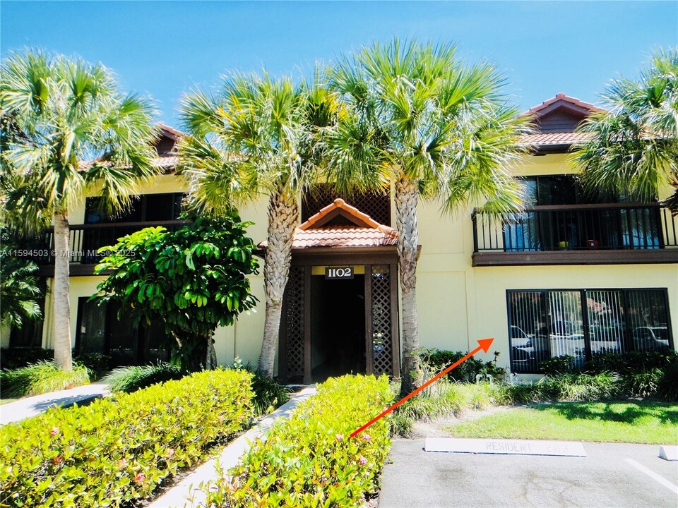 1102 Duncan Cir in Palm Beach Gardens, FL - Foto de edificio