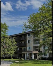 2214 S Goebbert Rd, Unit Unit 275 in Arlington Heights, IL - Building Photo - Building Photo