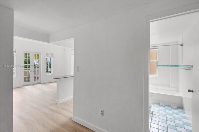 918 Ocean Dr in Miami Beach, FL - Building Photo - Building Photo