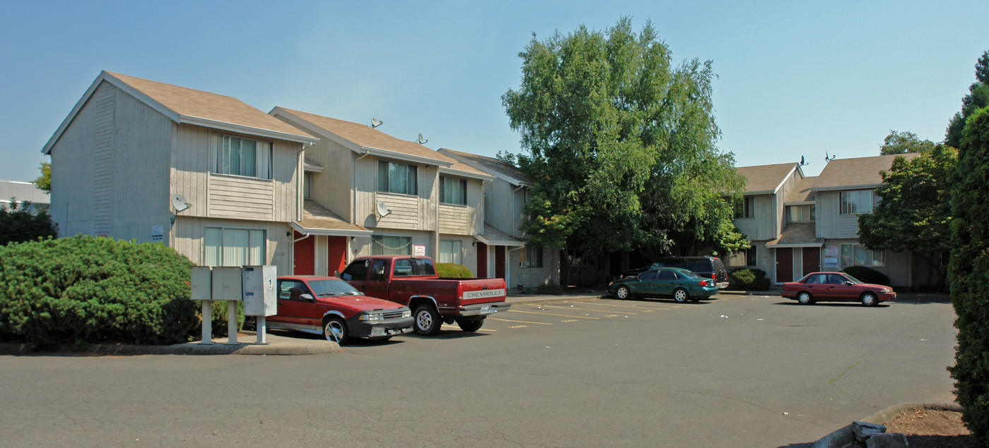 Woodhill Apartments in Salem, OR - Building Photo