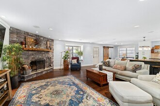 2710 Colonial Dr in Dickinson, TX - Foto de edificio - Building Photo