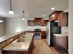 440 Tulip Ave in Woodburn, OR - Foto de edificio - Building Photo