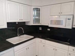 3703 NE 166th St in Miami, FL - Foto de edificio - Building Photo