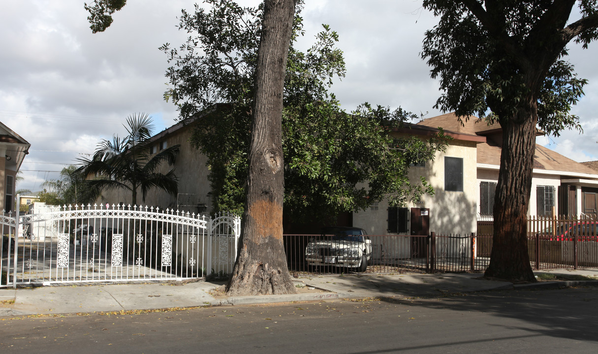 725 E 27th St in Los Angeles, CA - Building Photo