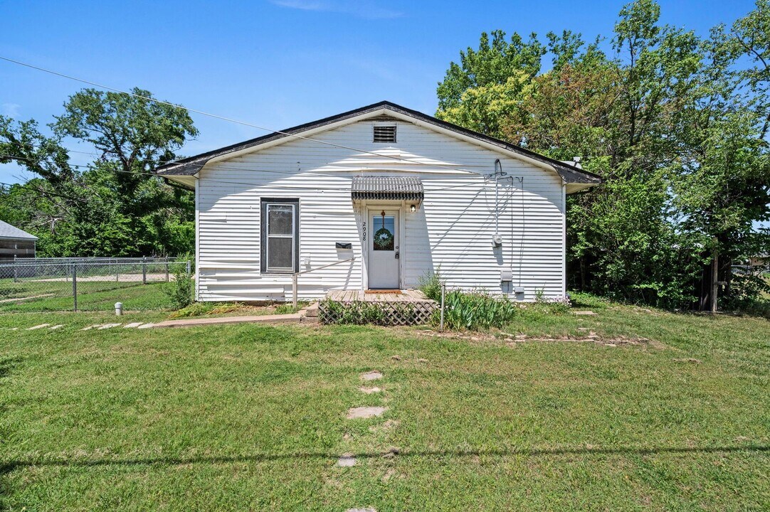 2908 W 9th St N in Wichita, KS - Building Photo