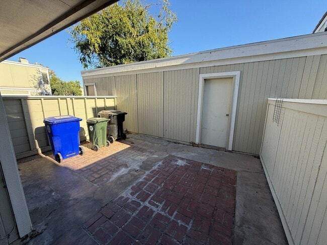 27060 Crossglade Ave in Santa Clarita, CA - Building Photo - Building Photo