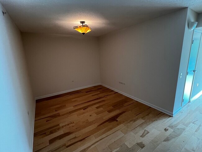 9655 Woods Dr in Skokie, IL - Building Photo - Building Photo