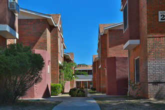 Woodcrest Apartments in Las Cruces, NM - Foto de edificio - Building Photo