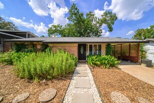 2702 Little John Ln in Austin, TX - Building Photo