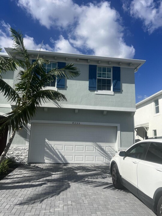 4355 Hammock Grove Dr in Lake Worth, FL - Foto de edificio