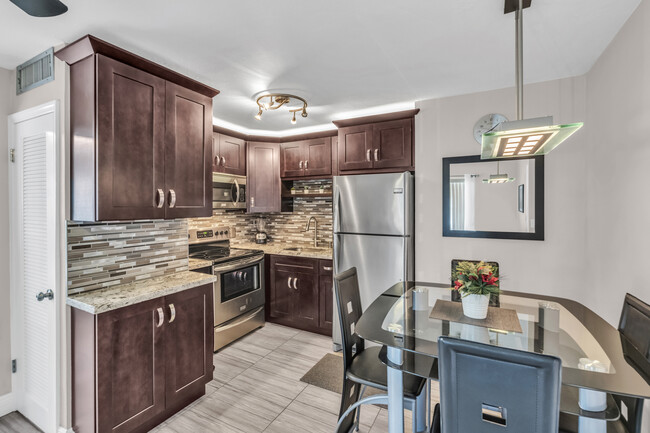 22 SE 3rd Ter, Unit # 37 in Dania Beach, FL - Foto de edificio - Building Photo