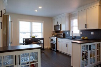 331 Riverside Dr in Fairfield, CT - Building Photo - Building Photo