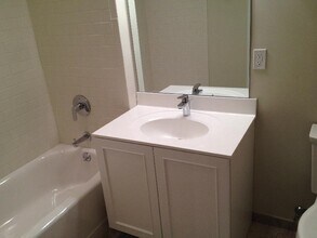 321 Hammond Pond Pky, Unit 301 in Chestnut Hill, MA - Foto de edificio - Building Photo