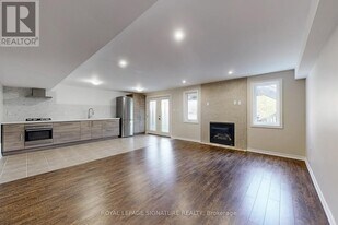 35 Grange Dr in Richmond Hill, ON - Building Photo