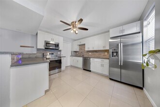 12125 NE 5th Ave in North Miami, FL - Foto de edificio - Building Photo