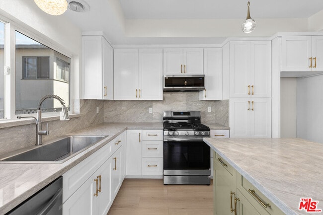 property at 1027 S Bedford St