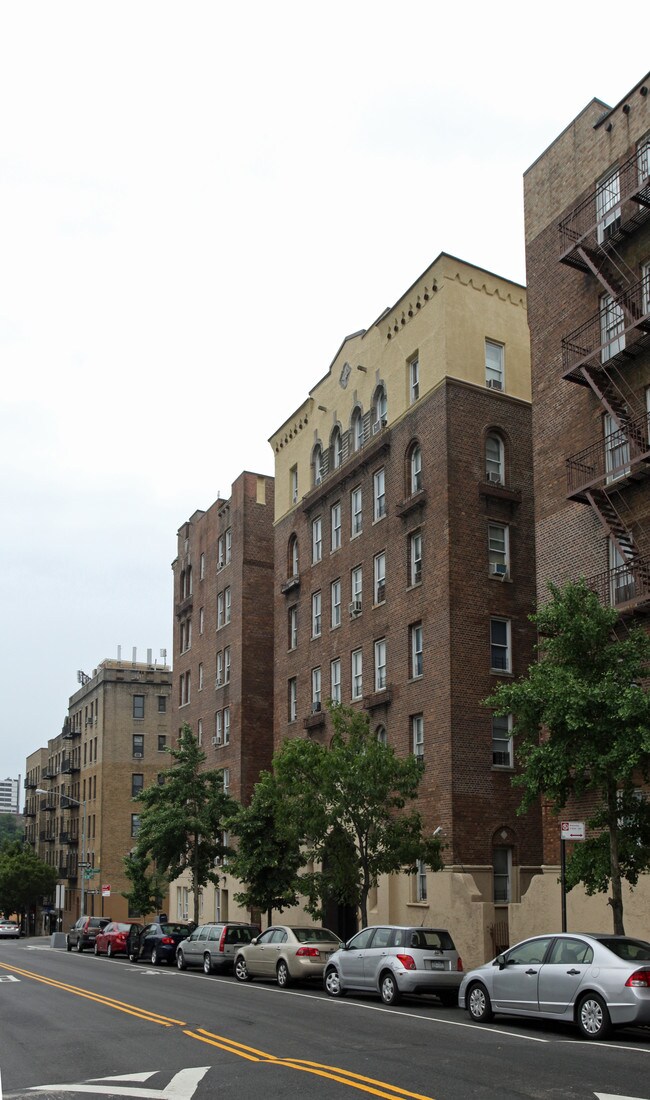 520 W 218th St in New York, NY - Building Photo - Building Photo