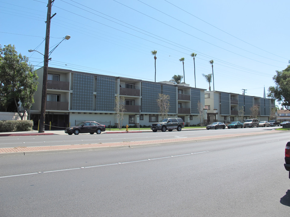 8700 Rosecrans Ave in Paramount, CA - Building Photo