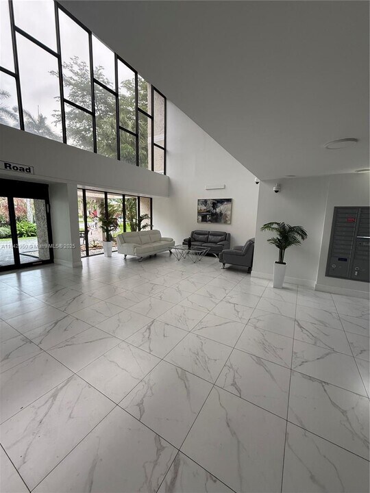 16500 Golf Club Rd in Weston, FL - Building Photo