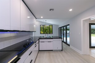 13401 SW 83rd Ave in Pinecrest, FL - Building Photo
