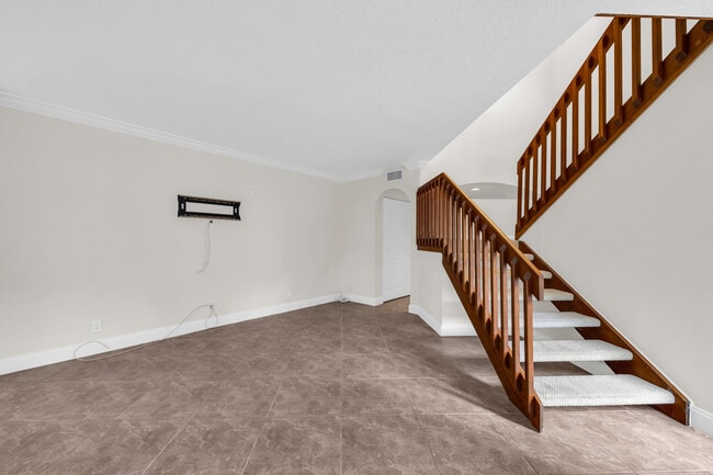 6 Uno Lago Dr in North Palm Beach, FL - Building Photo - Building Photo