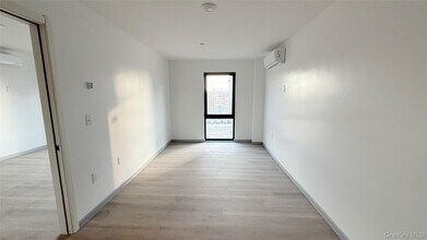 70-40 45th Ave in Queens, NY - Foto de edificio - Building Photo