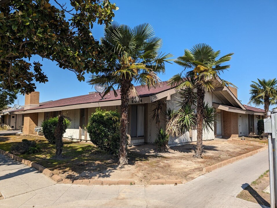 6014 N Augusta St in Fresno, CA - Building Photo