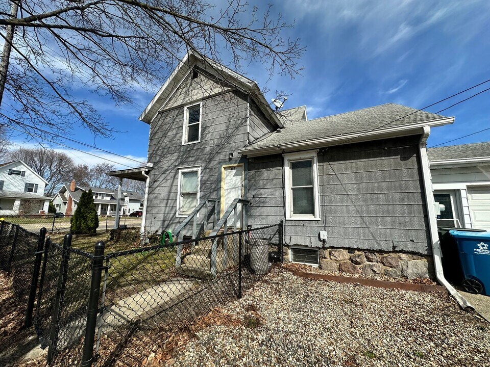 482 Capital Ave NE in Battle Creek, MI - Building Photo