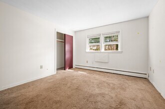 38 Deerfield Ct, Unit B in East Hartford, CT - Building Photo - Building Photo