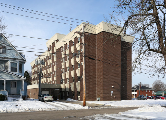 Hubbard Manor in Hubbard, OH - Building Photo - Building Photo